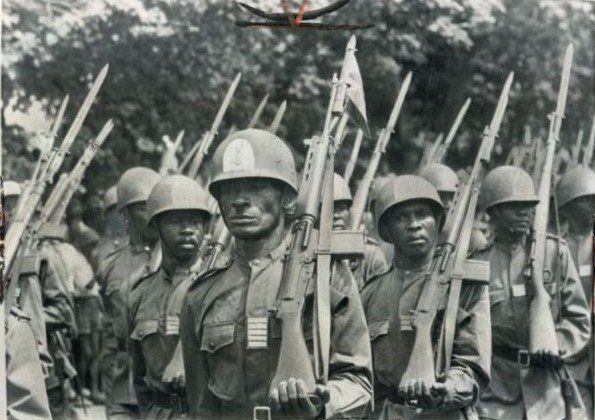 Des soldtas congolais de la Force publique