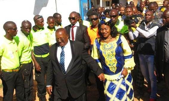 M. et Mme Kyungu, encadrés des sbires de l'UNAFEC