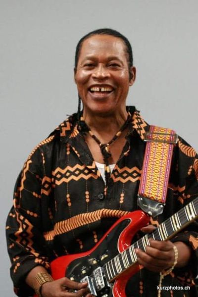 Le célèbre guitariste Michelino Mavatiku Visi