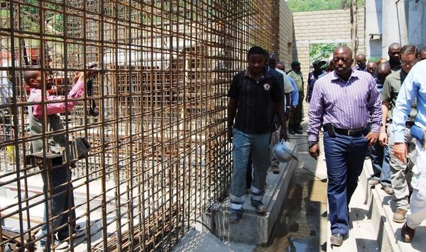 Ici, le président congolais visite la centrale en chantier
