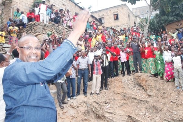 Muller Luthelo, lors de la pose d'un pont à Nzanza