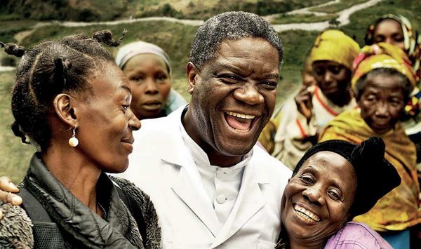 Le Dr Mukwege entouré de ses patientes à Pandi