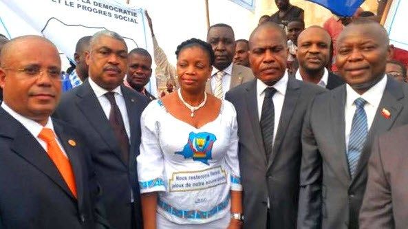 Eve Bazaiba, Secrétaire générale du MLC, au milieu