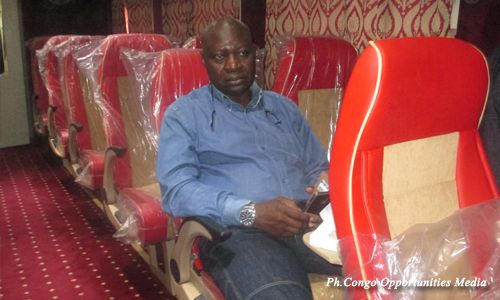 Kimbembe Mazunga dans le confort du Train-Express