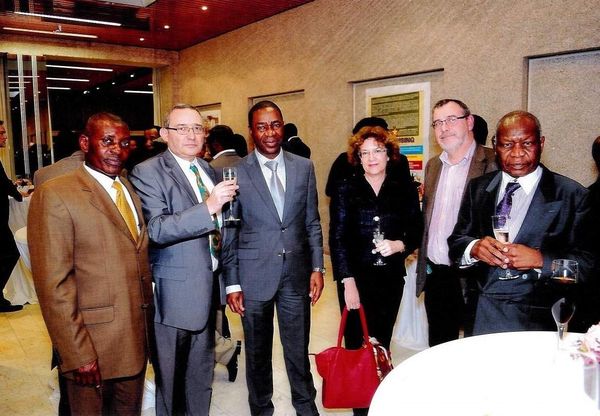 L'ambassadeur Kilufya au milieu (costume bleu), avec les journalistes spécialistes du Congo. A gauche, Cornelis Nlandu (ACP) et François Misser (BBC). Apr l'ambassadeur : Marie-France Cros (La Libre Belgique), Gérard Gaudin (Belga) et Roger Mazanza (ACP)
