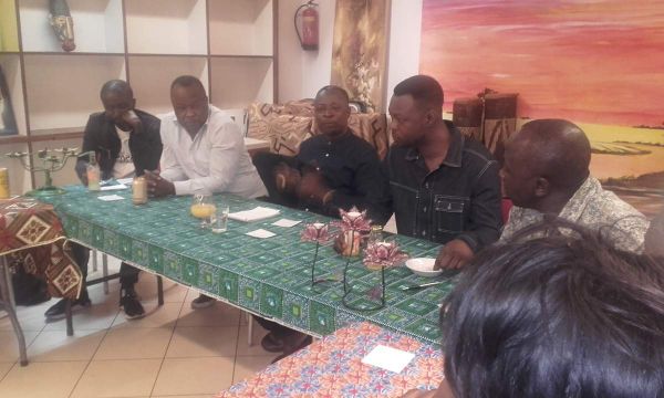 M. Atou Matubuana, au milieu, lors de l'entretien avec la Diaspora kongo