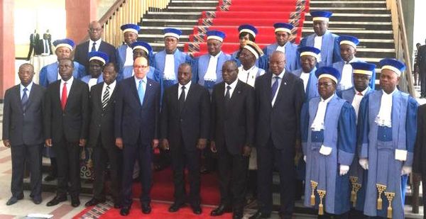 La Cour constitutionnelle et les politiciens qui ont mis de l'huile sur le feu