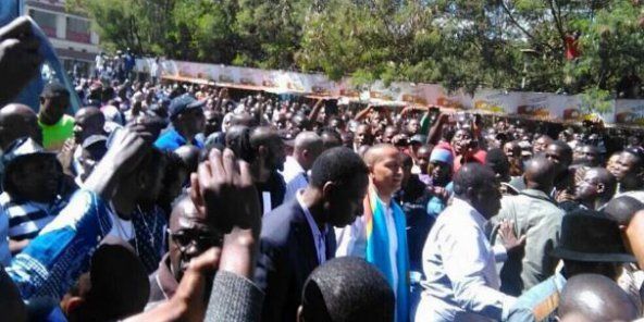 L'opposant Moïse Katumbi marchant vers le parquet avec ses fanatiques