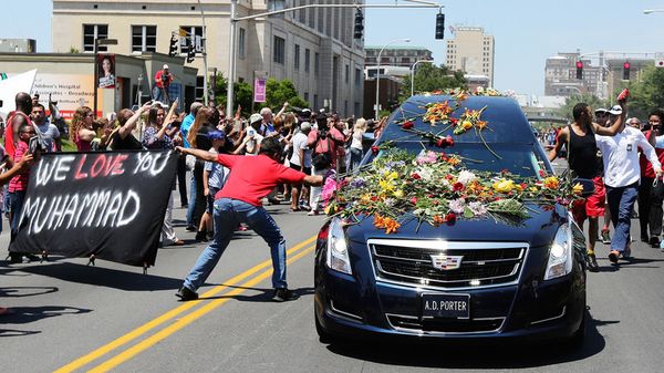 L'émouvante procession funéraire à travers Louisville