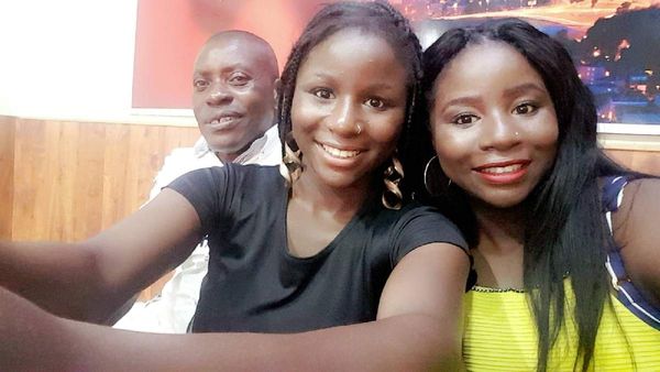 Un selfie à Anvers avec les deux jumelles, Joséphine et Petronella (en jaune)