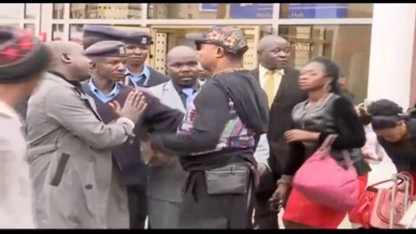 Koffi dans ses états, à l'aéroport de Nairobi