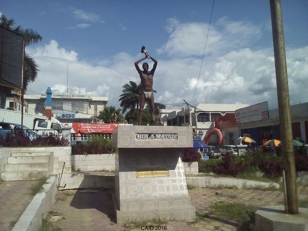 Le monument "Bula Matadi" en face d'un Hôtel de ville millénaire mais rasé