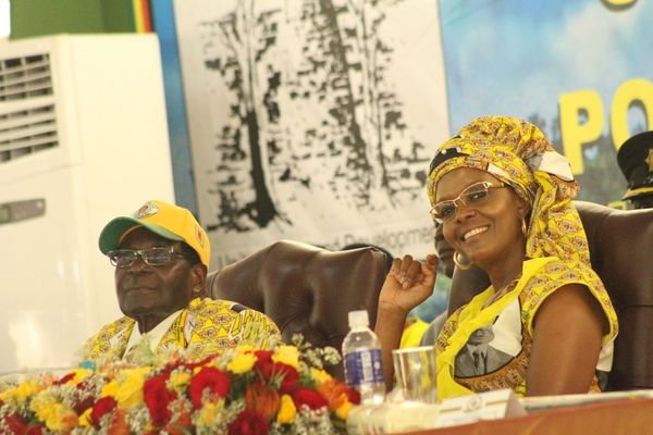Mugabe l'ancêtre, avec sa jeune épouse
