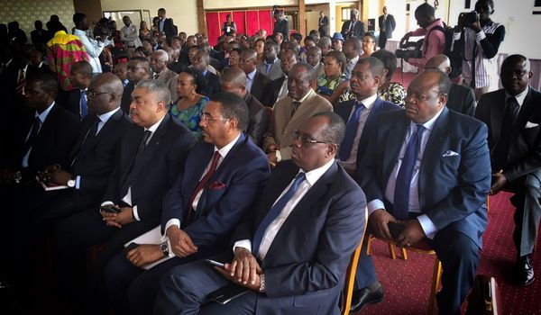 Les participants au Dialogue