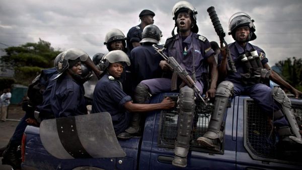 Des colonnes d'engins anti-émeutes dans les rues de Kinshasa