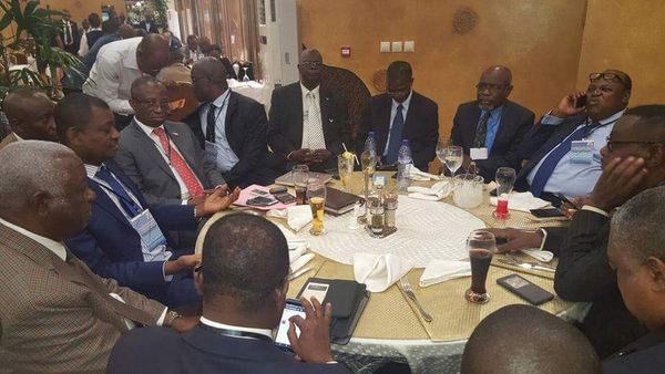 Un groupe de la "minorité d'opposants" présents au Dialogue