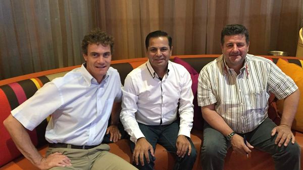 Thierry Wolter, membre du directoire de Ceratizit, Rakesh Aghi, président-directeur général de Cobra carbide India et Jacques Lanners, coprésident du directoire de Ceratizit, lors de la signature du contrat entre les deux sociétés (de gauche à droite).