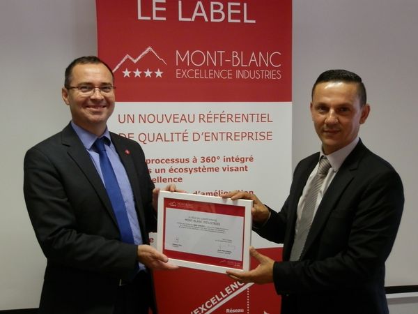 Hakim Bourahla, cogérant de la société ABW Concept (à droite) a reçu le label Mont-Blanc Excellence industries des mains de Jean-Marc André, directeur du pôle Mont-Blanc Industries.