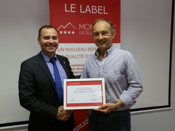 Alain Gouvernon (à droite), patron de l'entreprise spécialisée dans le sablage, décapage, grenaillage, métallisation, la finition et préparation de surfaces, et Jean-Marc André, directeur du pôle Mont-Blanc Industries, lors de la remise du label.