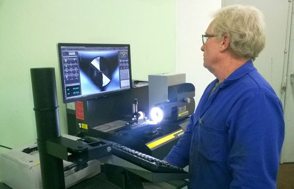 Un technicien contrôle le bout d'un foret sur le Pom Basic, l'une des dernières acquisitions d'Euromac pour sa nouvelle salle de métrologie, à Brinon-sur-Sauldre (Cher).