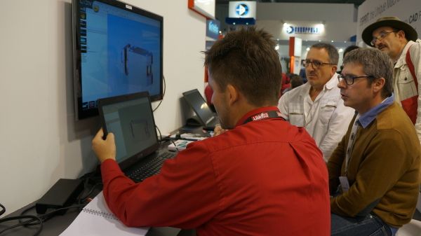 Sur le stand de l'éditeur Esprit, au salon EMO de Milan, où les visiteurs ont témoigné leur enthousiasme en découvrant les nouvelles fonctionnalités de la version 2015 de la célèbre FAO.