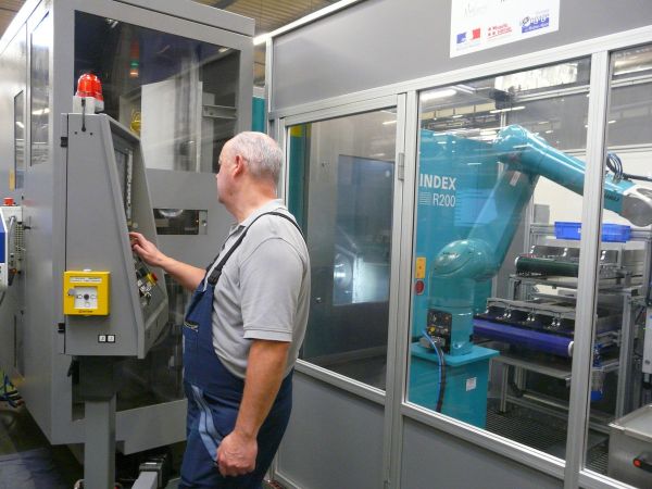 L’usine du futur ressemblera à un atelier divisé en îlots de production avec ses machines-outils capables de s’autocorriger, ses robots et ses opérateurs aux compétences développées au plus haut niveau.