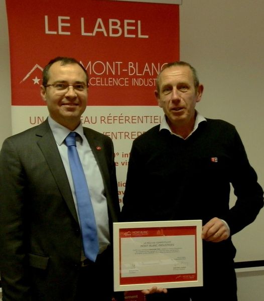 Jean-Marc André, directeur du pôle de compétitivité Mont-Blanc Industries, et Alain Parmentier, le patron de la holding FAG (à droite), lors de la remise du label, après la réussite du second cycle de renouvellement.