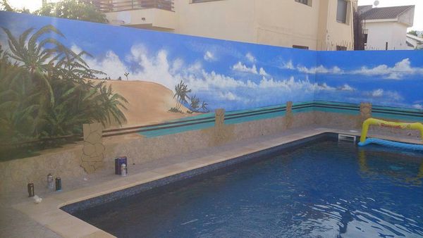 Decoracion de una piscina en Torredembarra