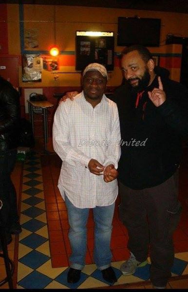 Le journaliste collabo nazisioniste, Allain Jules, recoit la Quenelle d'or ! par Dieudonné ..!
