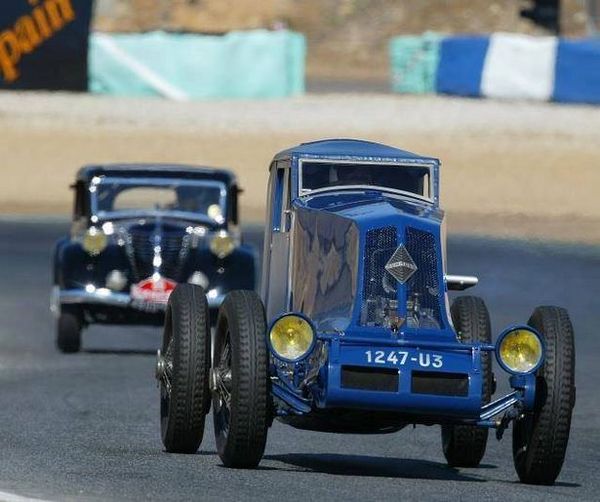 A RETROMOBILE RENAULT expose une Renault 40cv de record