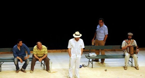 Une partie de pétanque entre gravité et bons mots et galéjades