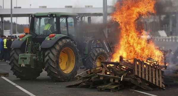 PARIS PLEURNICHE MAINTENANT ET SOUHAITE LA LEVEE DE L'EMBARGO ALIMENTAIRE RUSSE !