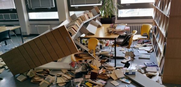 LA CHIENLIT SOIXANTE-HUITARDE EST DE RETOUR ! L'UNIVERSITE DE CAEN DEVASTEE PAR DES "BLOQUEURS" !