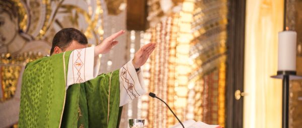 LE CATHOLICISME SE MEURT ! DECES DE 800 PRETRES PAR AN ! ORDINATION DE 100 PRETRES SEULEMENT !