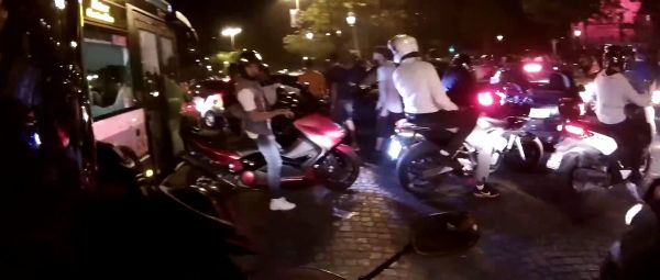 ATTAQUE DE BUS A L'ARC DE TRIOMPHE COMME LES INDIENS DU FAR-WEST AVEC LES DILIGENCES !
