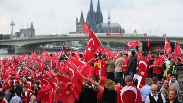 OUI A PEGIDA ! NON AU TERRORISME ISLAMISTE! NON A LA MER DE DRAPEAUX TURCS SUR COLOGNE !
