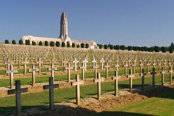 "AUX CHIOTTES" POKEMON GO QUI PROFANE DOUAUMONT ! NON A L'INDIFFERENCE AUX HEROS, A LA TRANSCENDANCE, AU SACRE !