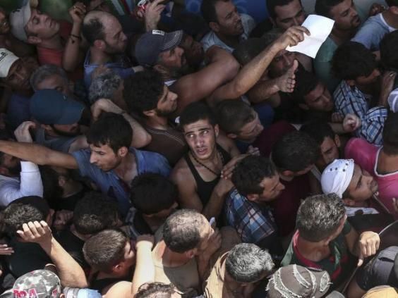 DES MIGRANTS ILLEGAUX NON EXPULSES NOURRIS ET LOGES TANDIS QUE NOS SDF CREVENT SUR LES TROTTOIRS!
