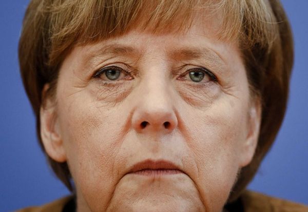 DEHORS L'IMMIGRATIONNISTE DROIT DE L'HOMMISTE MERE MERKEL! MERKEL MUSS WEG!