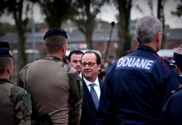 CALAIS PARTOUT EN FRANCE : HOLLANDE, UN TRAITRE SOCIALISTE ARRIVISTE ENARQUE QUI N'A RIEN DANS SON PANTALON !