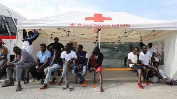 CES BANDES DE CONS QUI N'ONT TOUJOURS PAS COMPRIS QU'IL FAUT EMPECHER LES MIGRANTS AUX FRONTIERES EXTERIEURES DE L'UE!