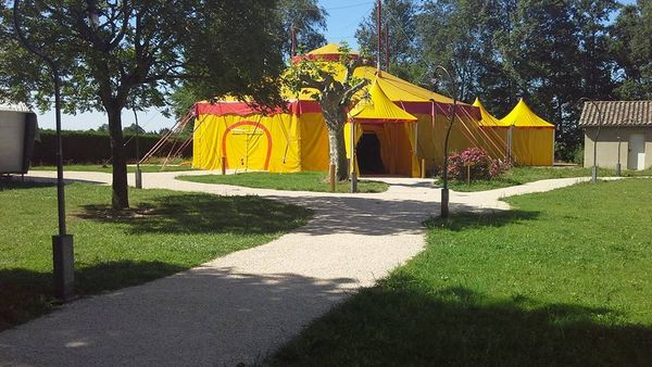 la salle de 180 m² est à gauche du chapiteau