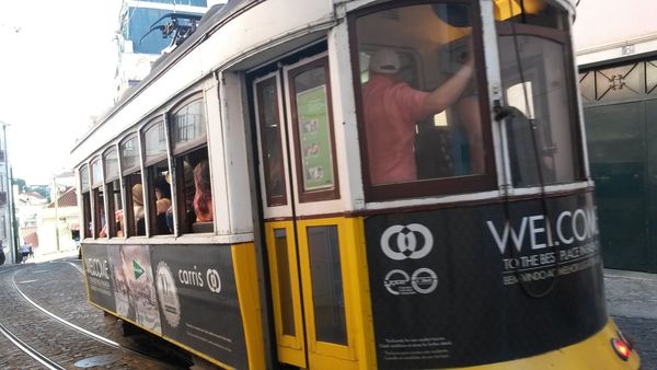 Nous avons croisé le tram 28, bondé comme à son habitude (la file d'attente nous avait découragés, à l'aller, optant pour un took-took pour monter au château).