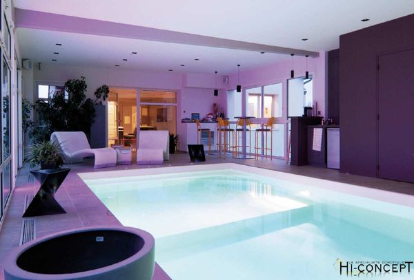 Piscine d'intérieur sonorisée