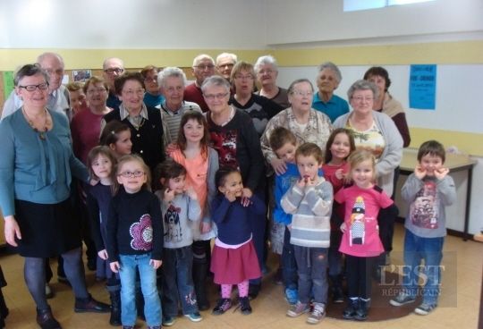 Les enfants rendent visite aux anciens