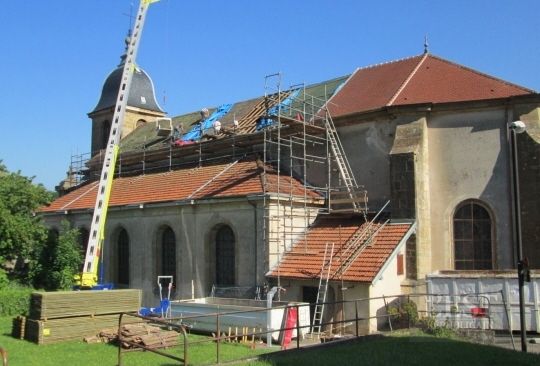 Le toit de l'église se refait une beauté