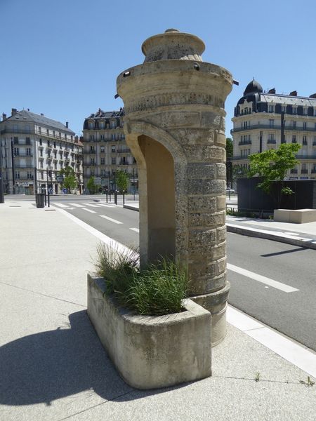 STREET VIEW : la dernière vespasienne de Bruxelles Ob_f8b5d5_grenoble-quais-de-l-isere-vespasienne