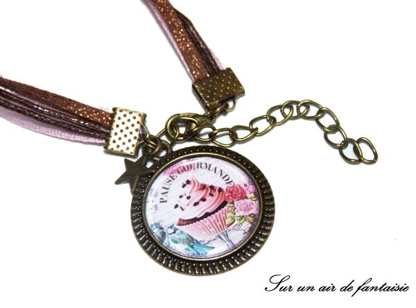 Bracelet cabochon gourmand cupcake fraise et chocolat, sur base bronze et réglable