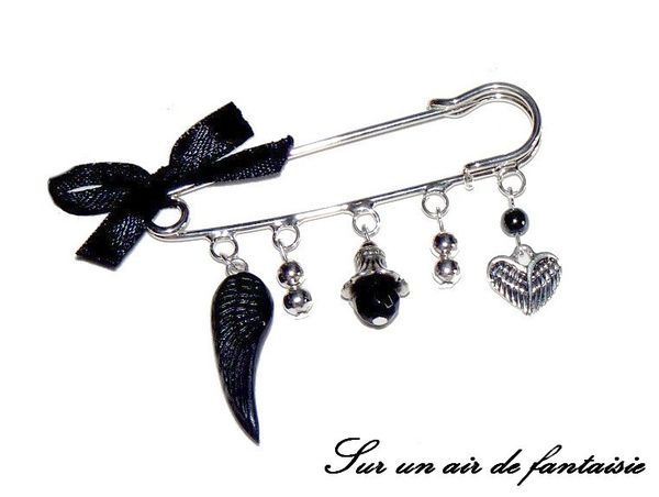 Broche sur épingle, aile d'ange noire, fimo, idée cadeau