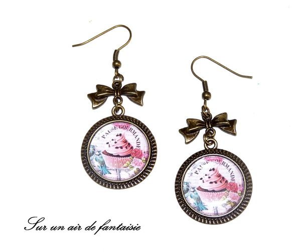 Boucles d'oreilles cabochon gourmand, cupcake fraise et chocolat, base bronze